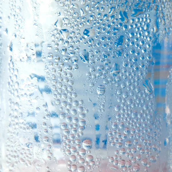 Vanndråpenes struktur på blå bakgrunn – stockfoto
