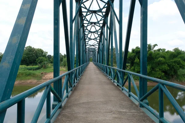 Ponte metálica para atravessar o rio — Fotografia de Stock