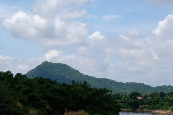 Montagne et rivière en Thaïlande — Photo