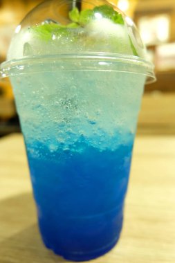 Plastik cam mavi Hawaii kokteyl