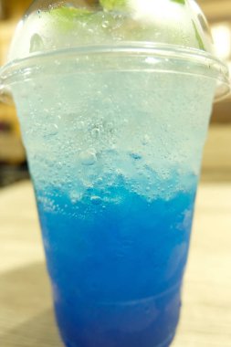 Plastik cam mavi Hawaii kokteyl