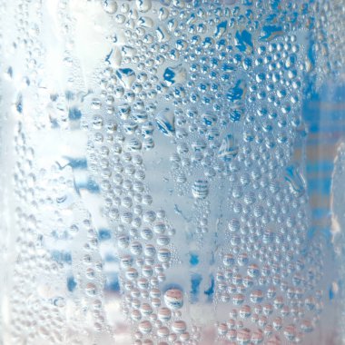 Mavi arka planda su damlacıkları dokusu