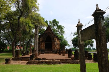 Sukhothai Tarihi Parkı'nda Wat Ku Dee Rai Tapınağı