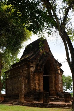 Sukhothai Tarihi Parkı'nda Wat Ku Dee Rai Tapınağı