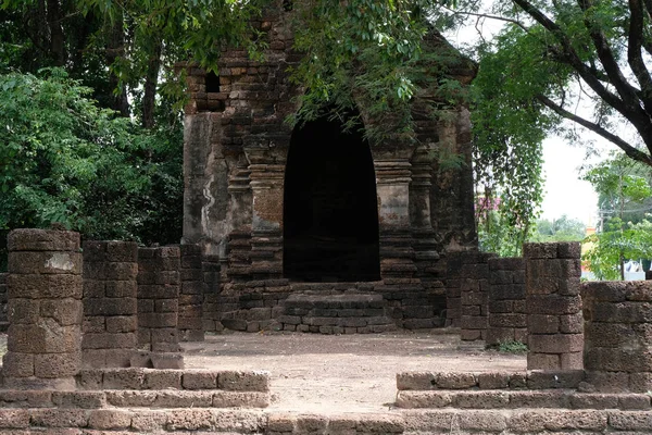 Sukhothai Tarihi Parkı'nda Wat Ku Dee Rai Tapınağı — Stok fotoğraf