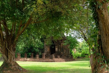 Sukhothai Tarihi Parkı'nda Wat Ku Dee Rai Tapınağı