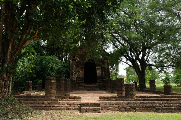 Храм Ват Ку Ди Рай в историческом парке в Сукхотай — стоковое фото