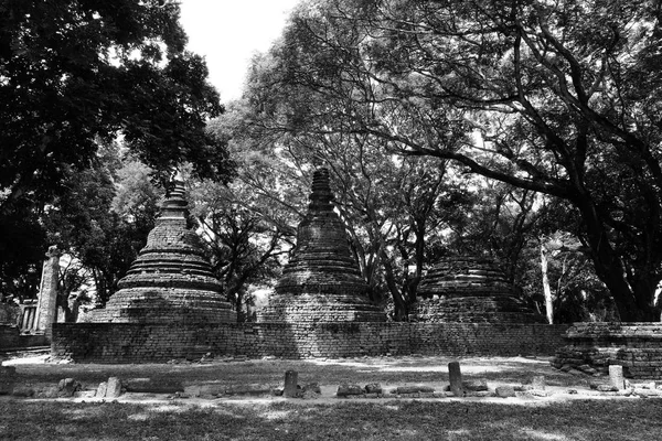 Храм Ват Кхок Сингхарам, Си Сатчаналай в историческом парке в Сукхотай — стоковое фото