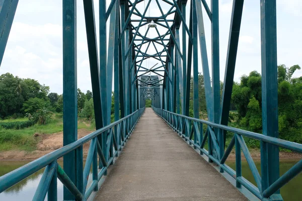 Metal bridge for crossing the river — Stock Photo, Image