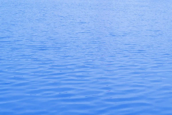 Nahaufnahme Ozeanwasser Hintergrund, blaues Wasser kräuselt Textur — Stockfoto