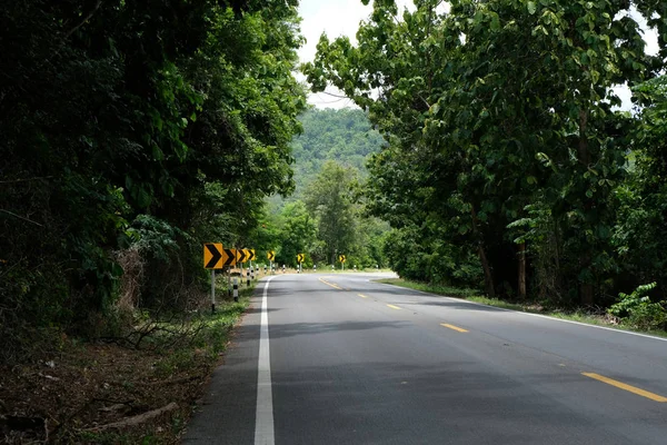 Kronkelende weg teken op het platteland — Stockfoto