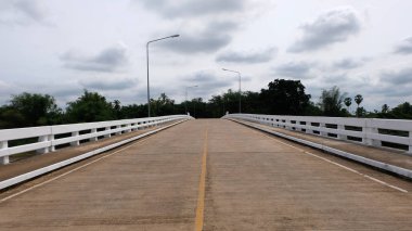 beton köprü ve mavi gökyüzü