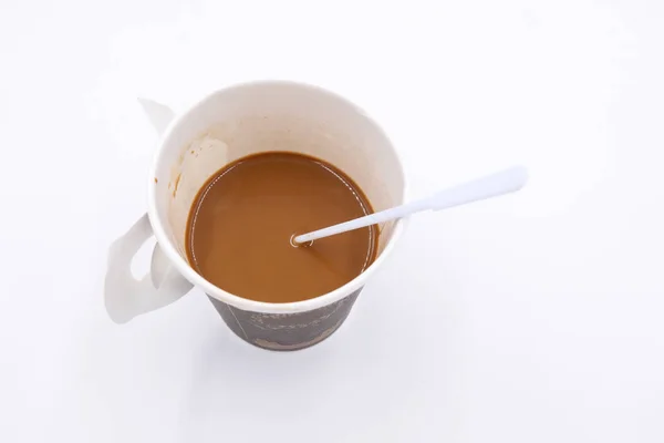 Vue du dessus d'une tasse de café en papier sur fond blanc — Photo