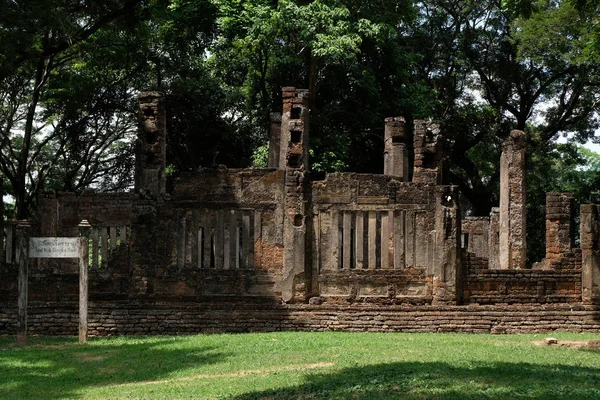 Храм Ват Кхок Сингхарам, Си Сатчаналай в историческом парке в Сукхотай — стоковое фото