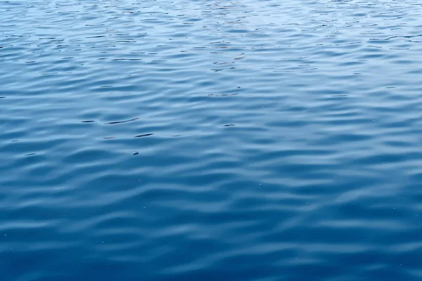 Nahaufnahme Ozeanwasser Hintergrund, blaues Wasser kräuselt Textur — Stockfoto