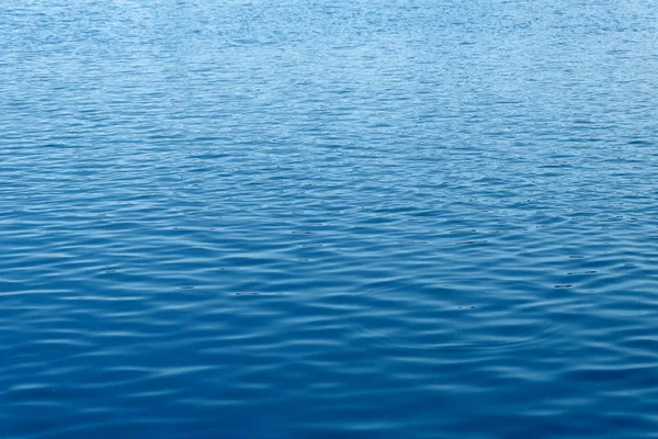 Närbild hav vatten bakgrund, blå vatten ringar konsistens Royaltyfria Stockbilder