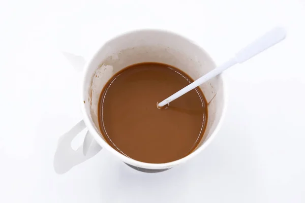 Vista superior de uma xícara de papel de café no fundo branco — Fotografia de Stock