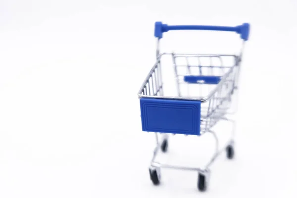 白い背景に孤立したショッピングカート — ストック写真