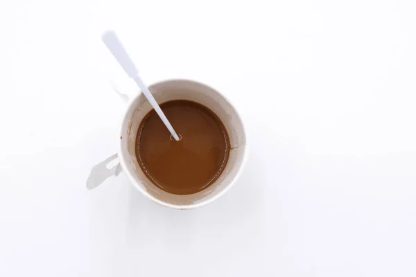 Vue du dessus d'une tasse de café en papier sur fond blanc — Photo