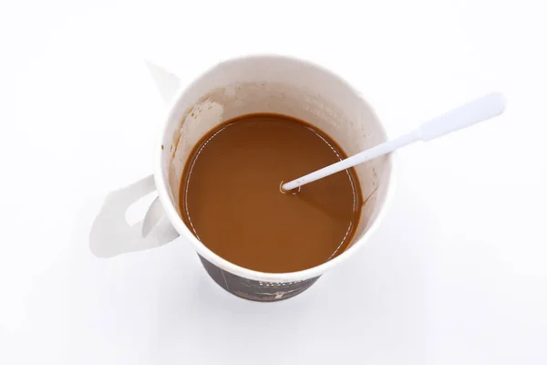 Κορυφαία θέα από ένα χάρτινο φλιτζάνι καφέ σε λευκό φόντο — Φωτογραφία Αρχείου