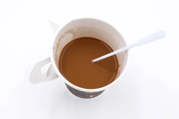 Vue du dessus d'une tasse de café en papier sur fond blanc — Photo