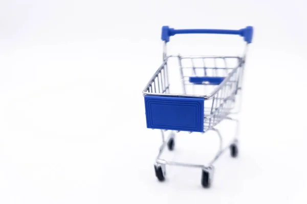 白い背景に孤立したショッピングカート — ストック写真