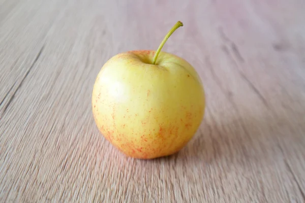 Gros plan pomme rouge isolé sur fond bois — Photo