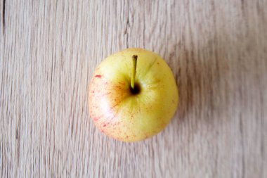 ahşap arka plan üzerinde izole kırmızı elma kadar yakın