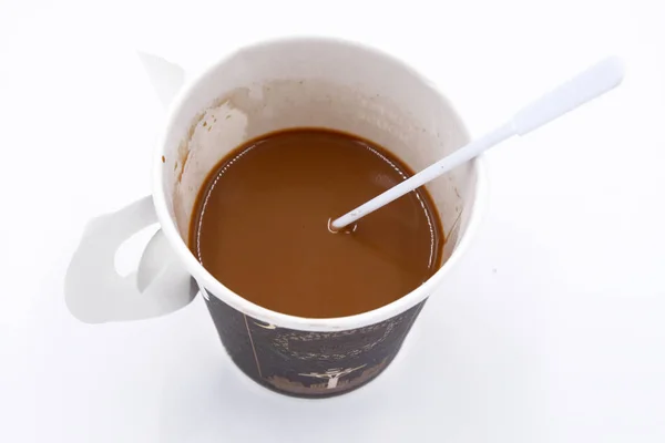 Vue du dessus d'une tasse de café en papier sur fond blanc — Photo