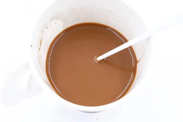 Вид сверху на бумажную чашку кофе на белом фоне — стоковое фото