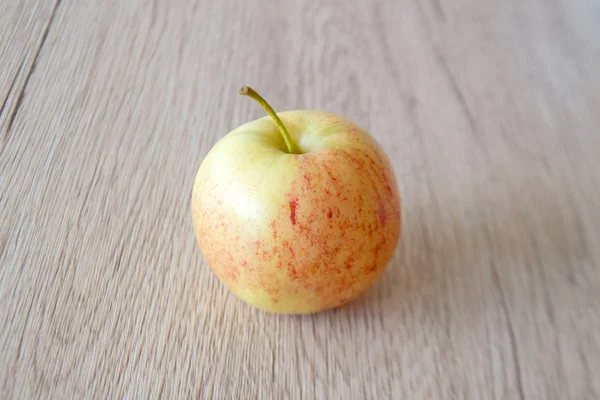 Close up maçã vermelha isolada no fundo de madeira — Fotografia de Stock