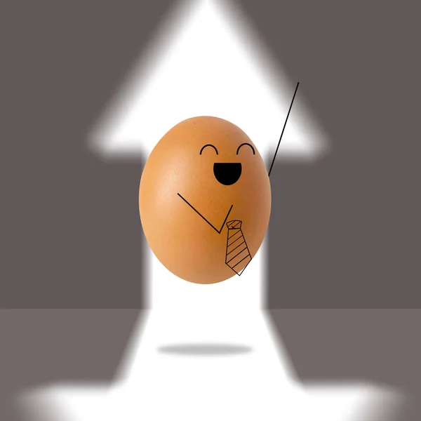 成功ビジネスマンの卵は、矢印を通して壁に対して外を見て — ストック写真