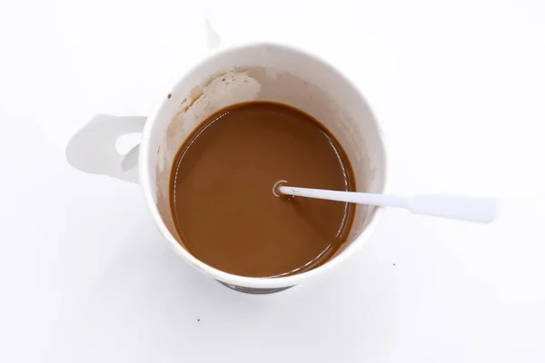 Vue du dessus d'une tasse de café en papier sur fond blanc — Photo