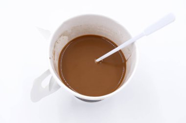 Beyaz arka planda bir kağıt fincan kahvenin üst görünümü