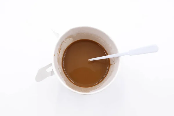 Вид зверху паперової чашки кави на білому тлі — стокове фото