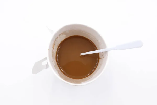 Vue du dessus d'une tasse de café en papier sur fond blanc — Photo