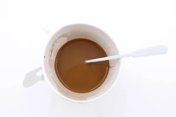 Vue du dessus d'une tasse de café en papier sur fond blanc — Photo