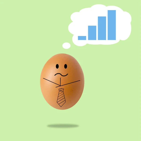 成功を収して考えるビジネスマンの卵 — ストック写真