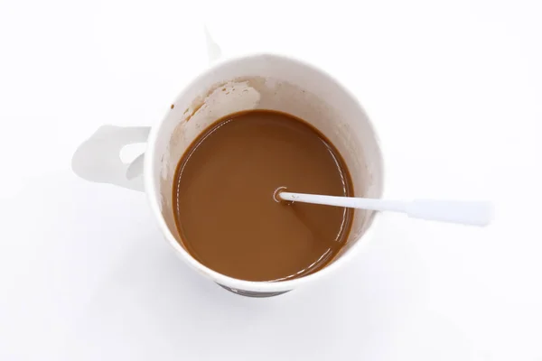 Вид сверху на бумажную чашку кофе на белом фоне — стоковое фото