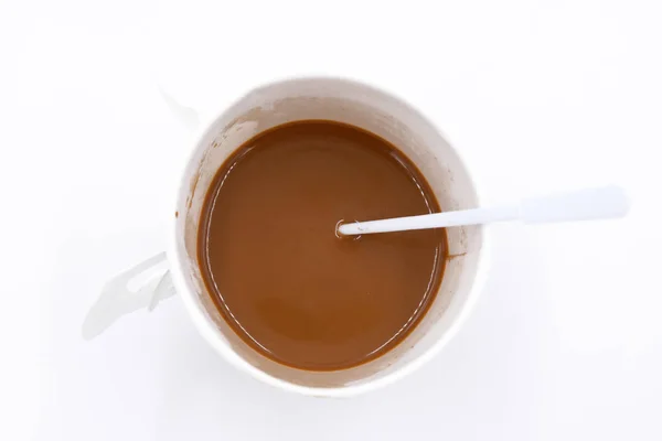 Vista superior de una taza de papel de café sobre fondo blanco —  Fotos de Stock