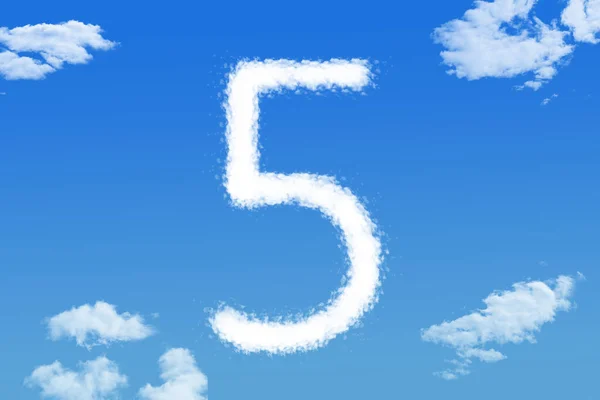 Chmura Kształt Numer Pięć Błękitnym Niebie — Zdjęcie stockowe