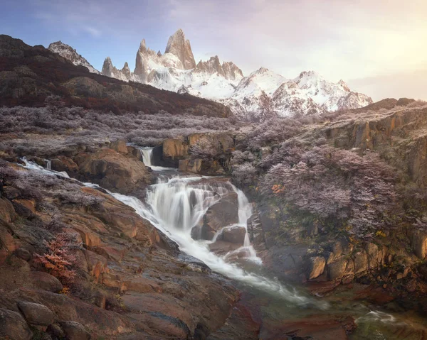 Panorama de Rio De la Cascada et Fitz Roy le matin, Parc National de Los Glaciares, Argentine — Photo