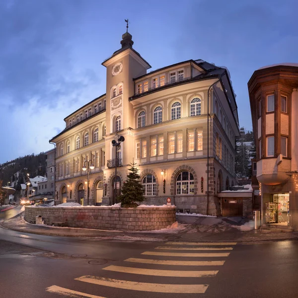 Wieczorem panorama Via Quadrellas i Biblioteki św. Moritza, St Moritz, Szwajcaria — Zdjęcie stockowe
