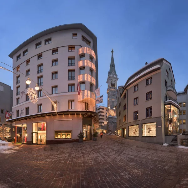 Panorama de Via Maistra e Iglesia Reformada St Moritz en la noche, St Moritz, Suiza —  Fotos de Stock