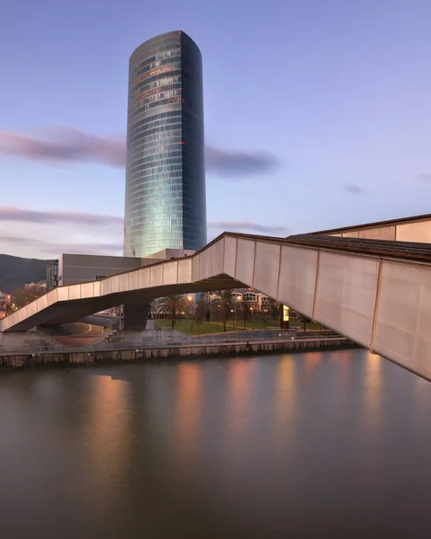 Torre Iberdrola and Pedro Arrupe Zubia Bridge in the Morning, Bilbao, Spain — Stock Photo, Image