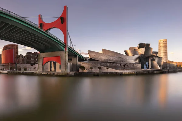 Panorama av Guggenheim Museum på morgonen, Bilbao, Spanien — Stockfoto