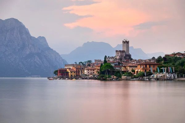 Jezioro Garda i miasto Malcesine wieczorem, Włochy — Zdjęcie stockowe