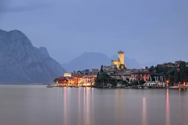 Gardameer en stad Malcesine in de avond, Italië — Stockfoto