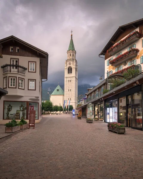 Basilica Minore dei Santi Filippo e Giacomo in the Evening，Cortina d'Ampezzo，意大利 — 图库照片