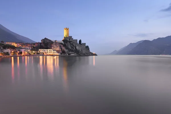 Λίμνη Garda και την πόλη της Malcesine το βράδυ, Ιταλία — Φωτογραφία Αρχείου